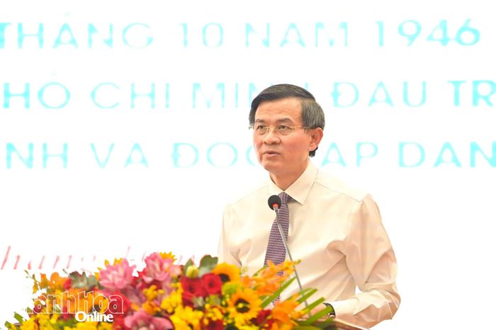PGS.TS Đoàn Minh Huấn - Ủy viên Bộ Chính trị, Giám đốc Học viện Chính trị Quốc gia Hồ Chí Minh phát biểu khai mạc và đề dẫn Hội thảo.