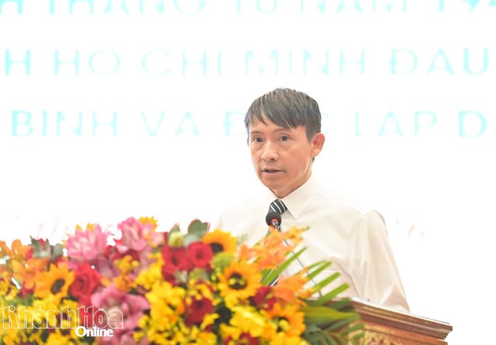 TS. Võ Văn Bé tham luận tại hội thảo.