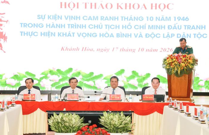 Các đồng chí lãnh đạo Học viện Chính trị Quốc gia Hồ Chí Minh và Tỉnh ủy Khánh Hòa chủ trì Hội thảo.