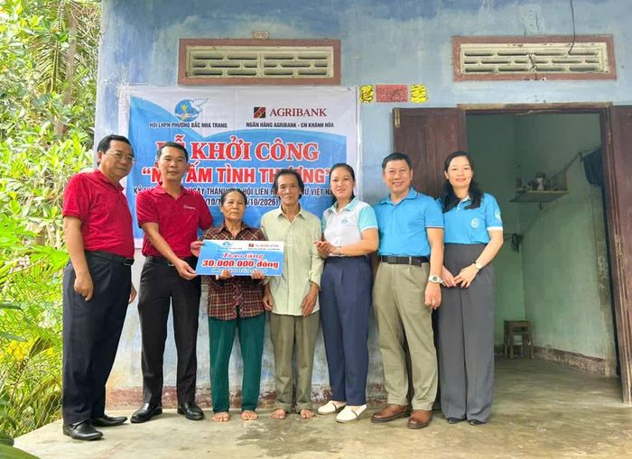 Đại diện các đơn vị trao tiền hỗ trợ sửa chữa nhà cho gia đình bà Hồng.