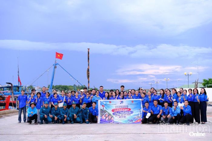  Đoàn viên, thanh niên hai địa phương cùng cán bộ, chiến sĩ Đồn Biên phòng Đông Hải tham gia chương trình “Hành trình về nguồn - Hành trình tuổi trẻ với biển, đảo quê hương” năm 2026 tại bến tàu ngư dân phường Ninh Chử. 