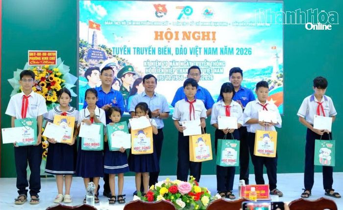 Ban tổ chức chương trình trao quà cho các học sinh.