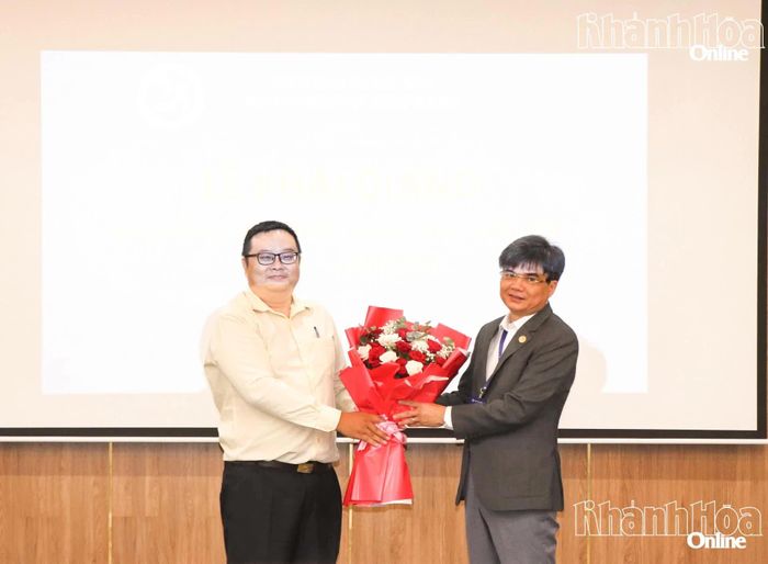 Đại diện học viên tặng hoa cho lãnh đạo nhà trường.
