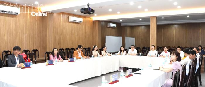 Lãnh đạo Trường Đại học Khánh Hòa, các giảng viên và học viên tham dự lễ khai giảng.