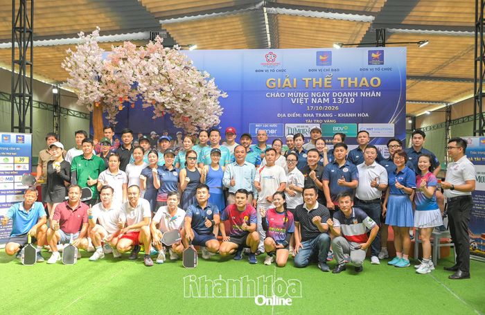 Ban tổ chức và các vận động viên chụp ảnh lưu niệm tại giải.