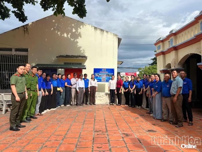 Các đại biểu chụp hình lưu niệm tại công trình thanh niên “Số hóa di tích kiến trúc nghệ thuật quốc gia đình Tri Thủy”.