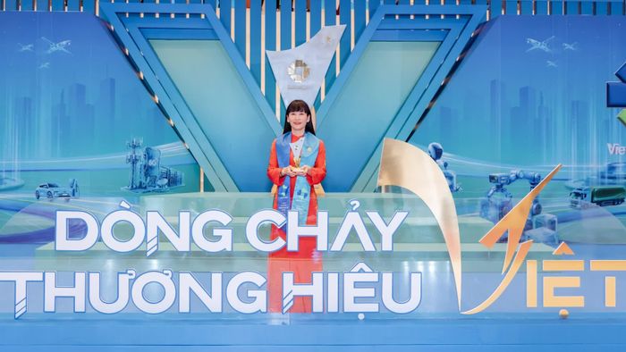 Bà Trịnh Thị Hồng Vân - Chủ tịch Hội đồng thành viên Công ty Yến sào Khánh Hòa và biểu trưng Thương hiệu quốc gia.