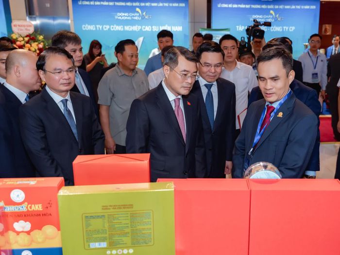 Thủ tướng Chính phủ Lê Minh Hưng thăm gian hàng các sản phẩm của Công ty Yến sào Khánh Hòa.