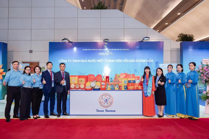 Lãnh đạo, cán bộ, nhân viên và các sản phẩm của Công ty Yến sào Khánh Hòa tại sự kiện công bố Thương hiệu quốc gia năm 2026.