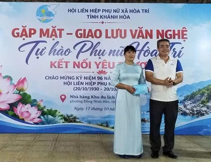 Trao kỷ niệm chương "Vì sự phát triển của phụ nữ Việt Nam" cho cá nhân có nhiều đóng góp trong công tác phụ nữ.