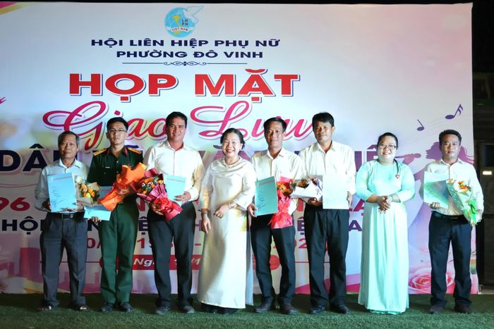 Hội kết nạp hội viên danh dự.