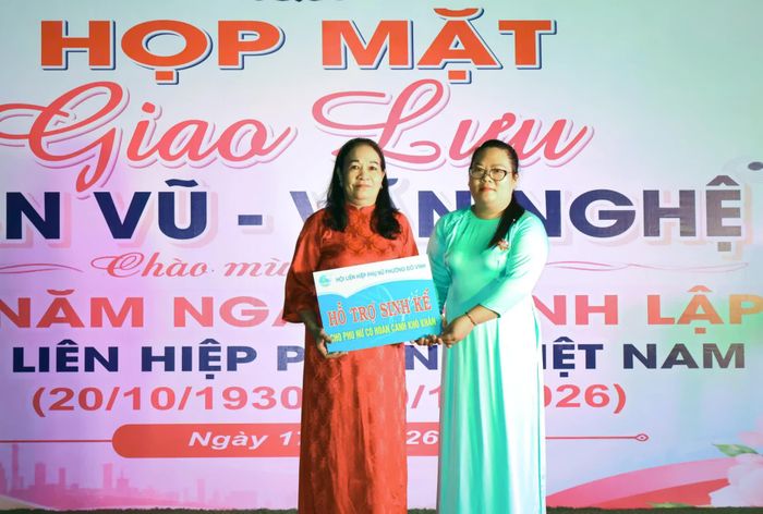 Trao sinh kế cho phụ nữ có hoàn cảnh khó khăn.