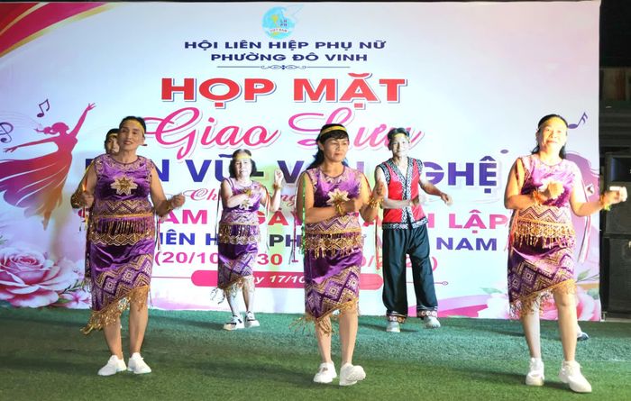 Hội viên, phụ nữ biểu diễn văn nghệ tại chương trình.