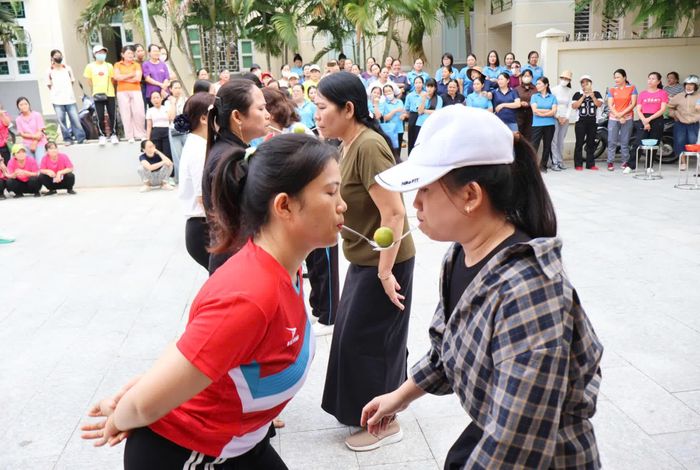 Các đội tham gia trò chơi chuyền chanh.