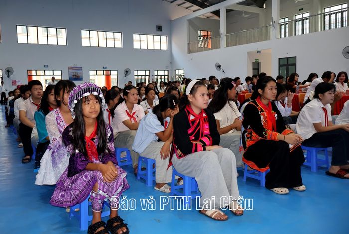 Học sinh tham dự buổi lễ.