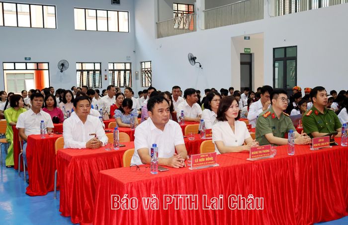 Đại biểu dự buổi lễ.