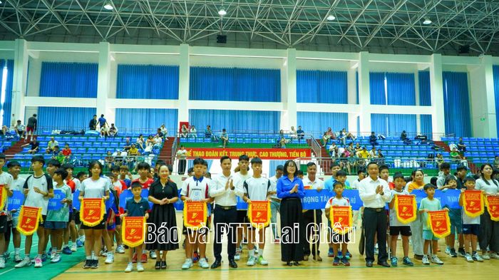 Ban Tổ chức giải tặng Cờ lưu niệm cho các đoàn vận động viên.