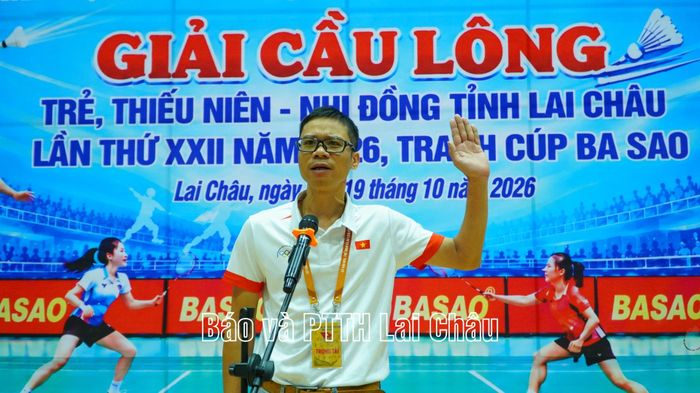 Trọng tài Lê Trung Kiên đại diện tổ trọng tài lên tuyên thệ.