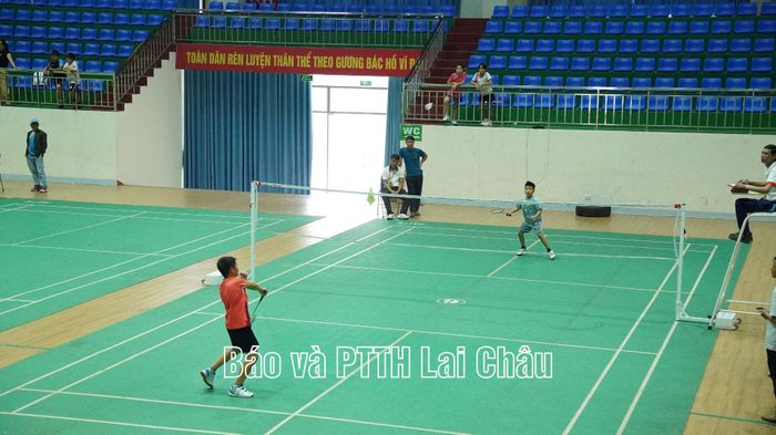 Các vận động viên tranh tài ở môn cầu lông.