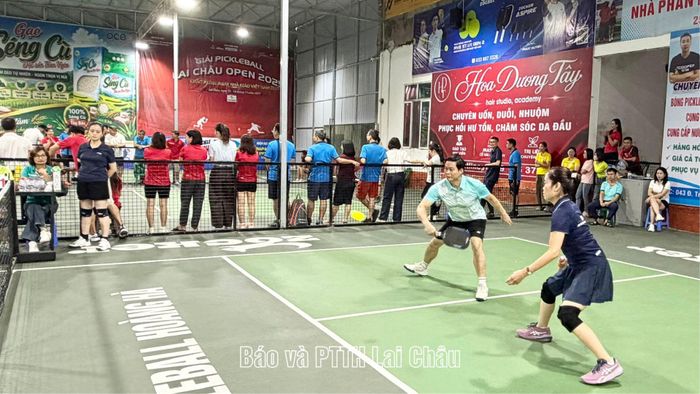 Các vận động viên thi đấu môn Pickeball.