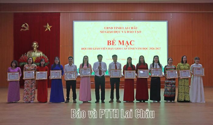 Đồng chí Mạc Quang Dũng – Tỉnh ủy viên, Giám đốc Sở Giáo dục và Đào tạo, Trưởng Ban Tổ chức hội thi trao giấy khen cho các giáo viên có thành tích xuất sắc, tiêu biểu trong Hội thi Giáo viên dạy giỏi cấp tỉnh năm học 2026–2027.
