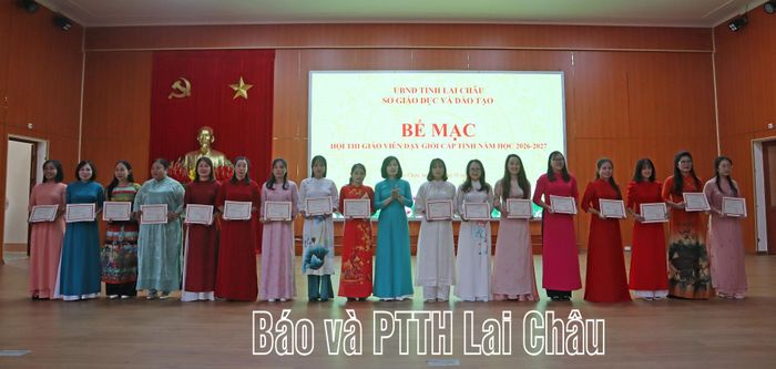 Lãnh đạo Sở Giáo dục và Đào tạo trao Giấy chứng nhận cho giáo viên dạy giỏi cấp tỉnh năm học 2026 - 2027.