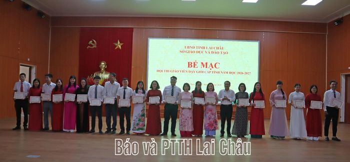 Lãnh đạo Sở Văn hoá, Thể thao và Du lịch trao Giấy chứng nhận cho giáo viên dạy giỏi cấp tỉnh năm học 2026 - 2027.