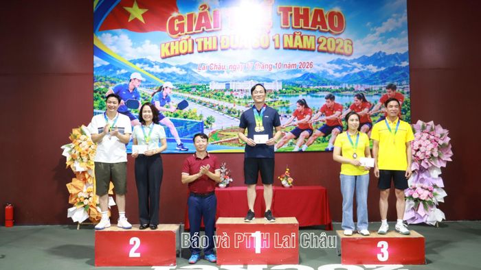 Lãnh đạo Ban Nội chính Tỉnh uỷ trao giải nhất, nhì, ba nội dung đôi nam nữ lãnh đạo môn Pickleball. 