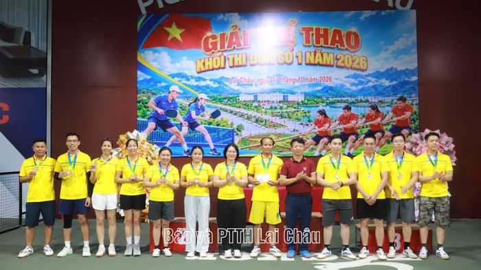 Lãnh đạo Ban Nội chính Tỉnh uỷ trao giải nhất môn kéo co cho Văn phòng Tỉnh uỷ.