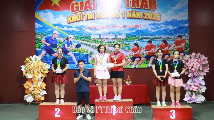 Lãnh đạo Uỷ ban Kiểm tra Tỉnh uỷ trao giải nhất, nhì, ba nội dung đôi nữ môn Pickleball.