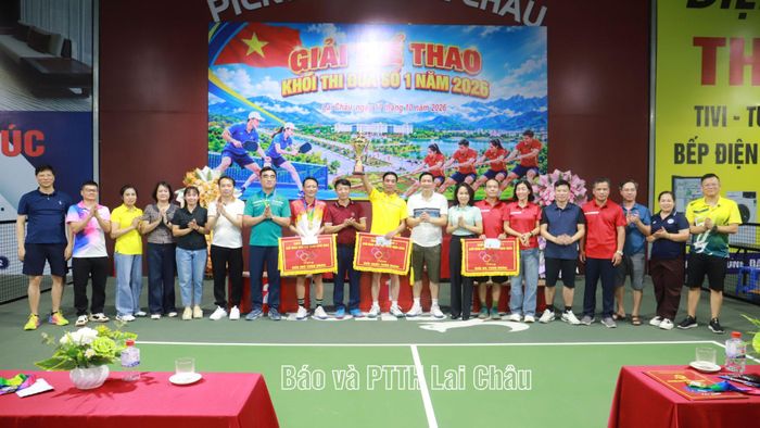Lãnh đạo các cơ quan, đơn vị trong Khối thi đua số 1 trao giải nhất, nhì, ba toàn đoàn.