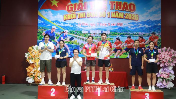 Lãnh đạo Trường Chính trị trao giải nhất, nhì, ba nội dung đôi nam nữ môn Pickleball.