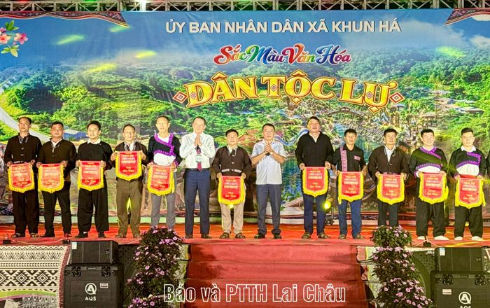 Lãnh đạo xã Khun Há trao Cờ lưu niệm cho các đội tham dự ngày hội.