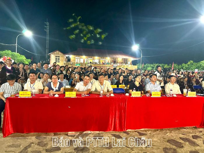 Đại biểu dự lễ khai mạc ngày hội.