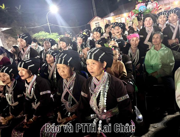 Đông đảo nhân dân và du khách dự ngày hội.