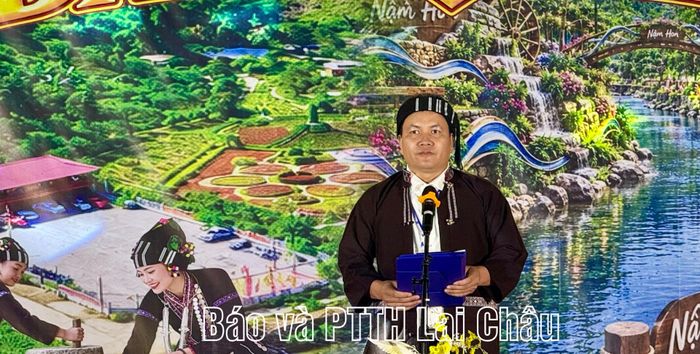 Ông Tống Văn Đức - Phó Chủ tịch UBND xã, Trưởng Ban Tổ chức Ngày hội Văn hóa dân tộc Lự xã Khun Há phát biểu tại ngày hội.