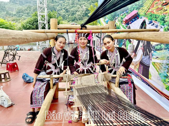 ... dệt thổ cẩm...