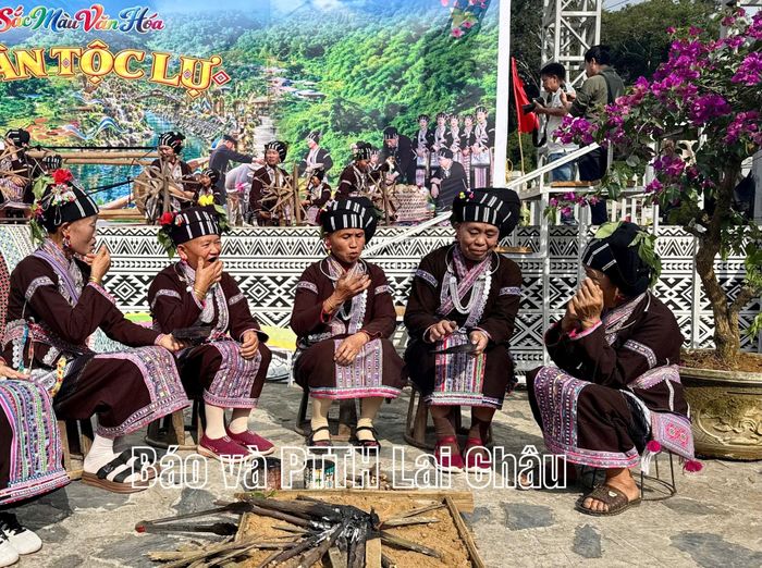 ... tái hiện nhuộm răng đen tại ngày hội...