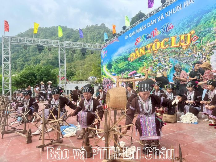 Phụ nữ dân tộc Lự kéo sợi tại ngày hội.