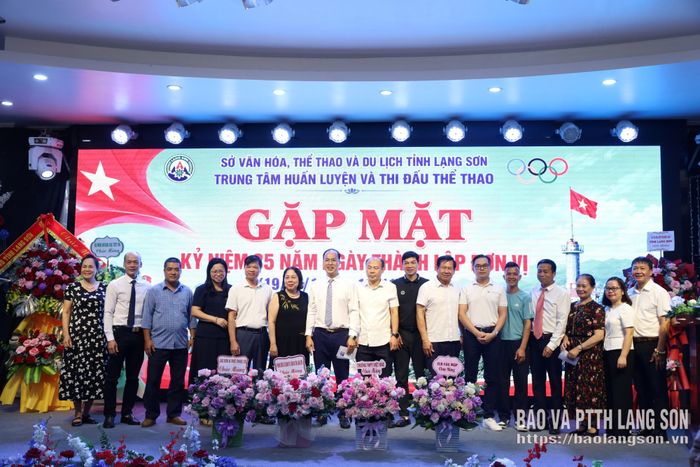 Đại diện các liên đoàn thể thao, đơn vị, câu lạc bộ thể thao tặng hoa chúc mừng tập thể Trung tâm Huấn luyện và Thi đấu thể thao tỉnh