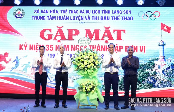 Lãnh đạo Bộ môn Wushu, Cục Thể dục thể thao Việt Nam tặng hoa chúc mừng tập thể Trung tâm Huấn luyện và Thi đấu thể thao tỉnh
