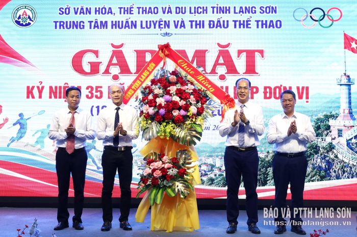 Đồng chí Đoàn Thanh Sơn, Phó Chủ tịch UBND tỉnh tặng hoa chúc mừng tập thể Trung tâm Huấn luyện và Thi đấu thể thao tỉnh