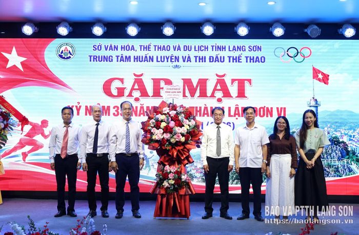 Các đồng chí lãnh đạo Sở Văn hóa, Thể thao và Du lịch tỉnh tặng hoa chúc mừng tập thể Trung tâm Huấn luyện và Thi đấu thể thao tỉnh