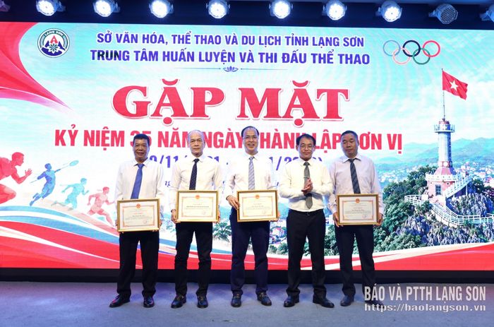 Các cá nhân nhận Giấy khen của Giám đốc Sở Văn hóa, Thể thao và Du lịch tỉnh