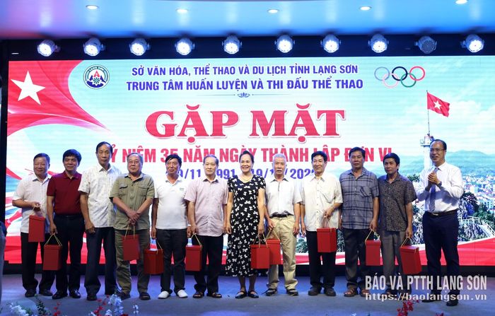 Lãnh đạo Trung tâm Huấn luyện và Thi đấu thể thao tỉnh tặng quà tri ân các đồng chí nguyên lãnh đạo, cán bộ, huấn luyện viên tiêu biểu của đơn vị
