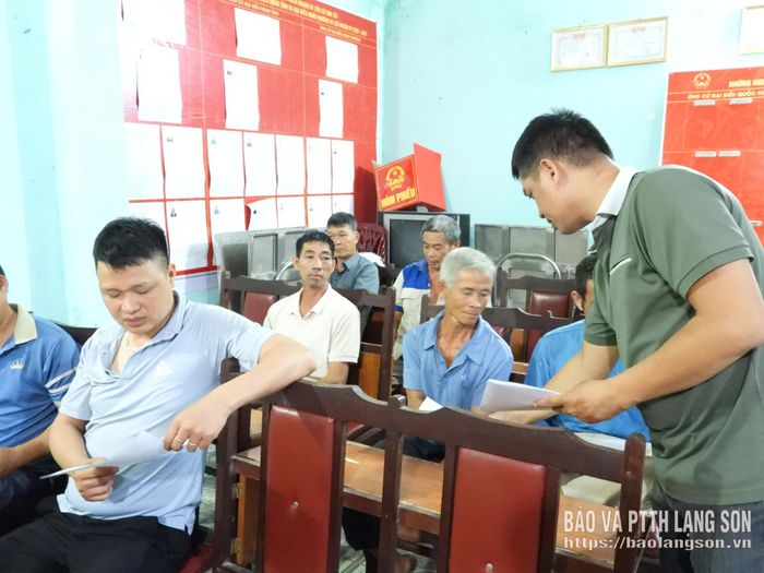 Các hộ nhận phiếu lấy ý kiến về thành lập CCN Hợp Thành