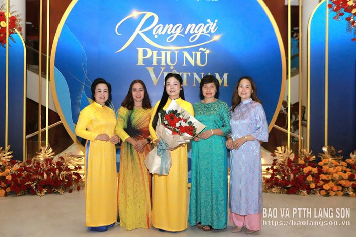 Đại diện Tập thể nữ Bưu điện tỉnh Lạng Sơn (ở giữa) tham dự chương trình (Ảnh: Hội LHPN tỉnh cung cấp)
