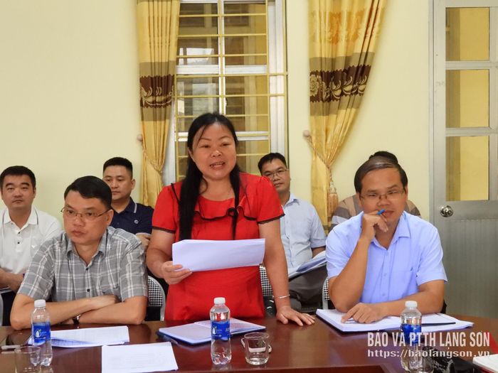 Lãnh đạo xã Kháng Chiến phát biểu tại cuộc họp