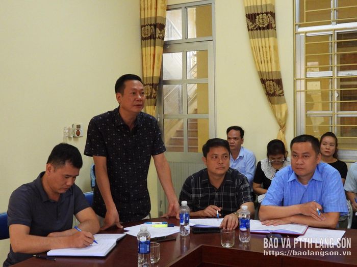 Đại diện Phòng Kinh tế xã Tràng Định phát biểu tại cuộc họp