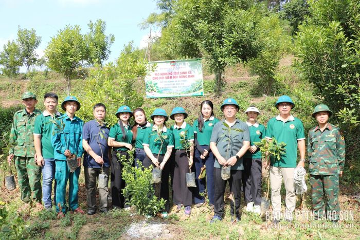 Lãnh đạo Hội Nông dân tỉnh và các đại biểu tại chương trình hỗ trợ trồng cây mắc ca cho hội viên nông dân xã Cao Lộc